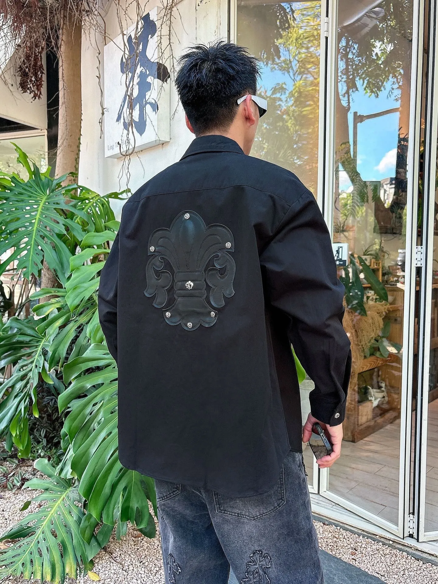 Pants P 520💰 Top P 500💰Chrome Hearts Leather Cross Leather Embroidery Shirt Jacket! OS version can be worn by both men and women! The fabric is made of twill gauze cotton fabric! The texture is clear and smooth, not easy to wrinkle or fade! The embroidery process is complex and repetitive, and the requirements for the embroidery machine are very strict. The distance is always 45 centimeters! It won’t work if the spacing is too big, and it won’t work if it’s too small! The hardware is all carved and cast. This piece of clothing consumes a lot of material. More than 3 meters of material is used for one piece of clothing! After the garment is made, it needs to be fixed at high temperature, washed at a water temperature of more than 70 degrees, and softened by adding softener to make the upper body softer and smoother!   Color: black white Size: m-3xl Style number: 5878